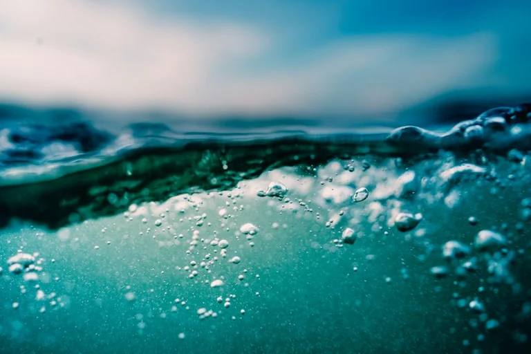Soñar con agua: qué cambia según el lugar y la emoción