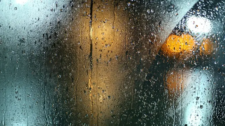 Soñar con lluvia: emociones, símbolos y contexto personal