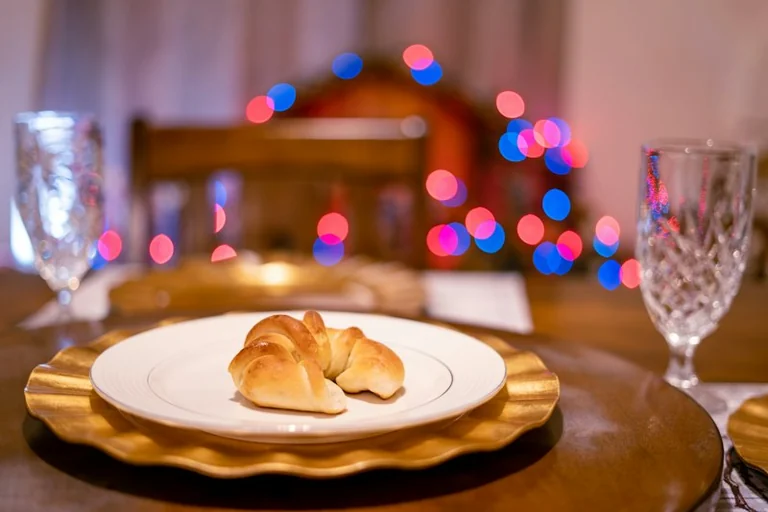 Soñar con una comida familiar: qué puede decirte esa mesa