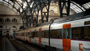 Tren de Rodalies de Catalunya estacionado en la histórica Estació de França en Barcelona.